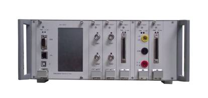 系統(tǒng)主要用于“測控技術(shù)與儀器”和“虛擬儀器技術(shù)”等系列課程的實驗教學(xué)。系統(tǒng)采用機箱式+板卡式設(shè)計，可實現(xiàn)虛擬示波器、虛擬信號發(fā)生器、虛擬頻率計、虛擬計數(shù)器、虛擬邏輯分析儀、虛擬任意波形發(fā)生器、虛擬可調(diào)電源和虛擬萬用表等功能。