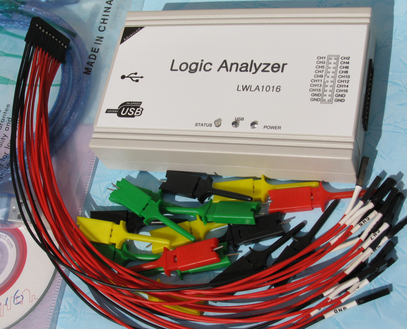 支持SPI ,UART,I2C,PWM協(xié)議,采樣率：100MHz,8通道時：250MHz，512k存儲， 總線分析儀 +協(xié)議分析儀+頻率計+邏輯筆，USB口取電。壓縮存儲。
