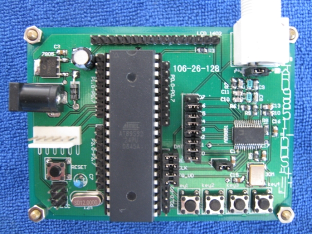 AD-9851采用了先進(jìn)DDS直接頻率合成技術(shù)，可以產(chǎn)生頻譜純凈、頻率和相位都可 編程控制且穩(wěn)定性很好的正弦波。相對(duì)于AD9850內(nèi)部增加了6倍頻器，參考時(shí)鐘只需30MHZ便可以得到180MHZ的系統(tǒng)時(shí)鐘