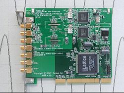 直接數(shù)字合成技術(shù)（DDS），2路獨(dú)立可編程輸出，300 kHz 到 300 MHz 時(shí)鐘和正弦波輸出，有LVDS信號(hào)輸出選件。
