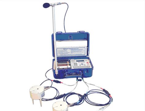 通道：兩個傳聲器和兩個三分量地震檢波器或8個獨立通道 振動監(jiān)測（使用標(biāo)準(zhǔn)三分量地震檢波器） 量程：最高達254 mm/s（10 in/s） 分辨率：0.127 mm/ s