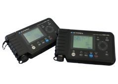 可通過(guò)內(nèi)置電橋盒簡(jiǎn)單連接應(yīng)變片，測(cè)量范圍廣：±300000×10-6應(yīng)變量可簡(jiǎn)單收錄在SD存儲(chǔ)卡內(nèi)，將數(shù)據(jù)移動(dòng)到PC進(jìn)行管理采用可簡(jiǎn)單購(gòu)入的5號(hào)電池驅(qū)動(dòng)
