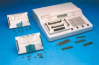 單機(jī)操作或PC介面控制，具有“單鍵測試”功能。對運算放大器及電壓比較器提供穩(wěn)定度、輸出位準(zhǔn)栘偏移及頻率響應(yīng)之快速功能檢測