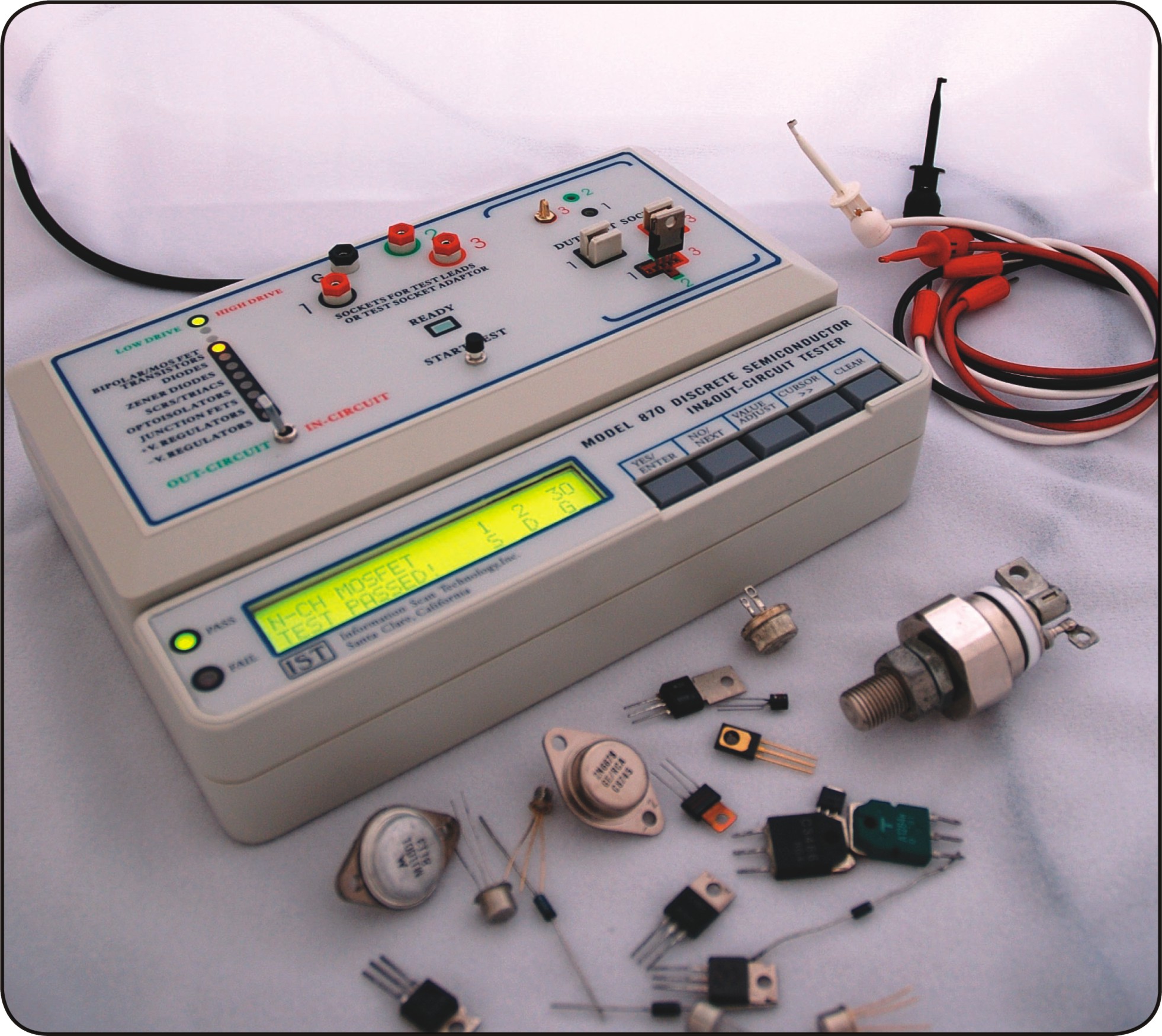 可在線或者離線檢測各種三極管，二極管，可控硅，M/J型場效應(yīng)管及正負(fù)電源穩(wěn)壓管的實(shí)際工作功能，并測量其漏電流，崩潰電壓，輸出電壓及輸出電流的各項(xiàng)參數(shù)值。
